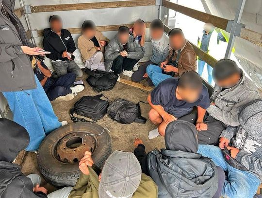 Obywatel Serbii wiózł w naczepie 13 migrantów z Azji. Byli stłoczeni w specjalnej skrytce