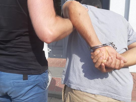 Ochroniarz z drogerii chciał zatrzymać złodziejkę - jej chłopak zaatakował go deskorolką