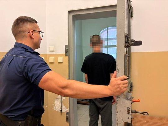 Ochroniarz złapał go na kradzieży alkoholu, więc uderzył go flaszką w głowę. Potem groził policjantom