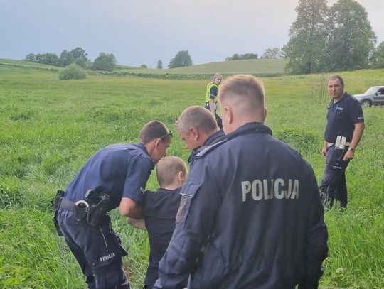 Ocknął się na odludziu w zakrwawionym ubraniu. Mężczyzna zadzwonił na alarmowy. Nie umiał ustać na nogach