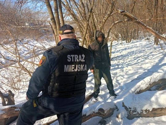 Od 15 lat mieszka w ziemiance na terenie Warszawy: "Zobaczcie, jak się urządziłem"