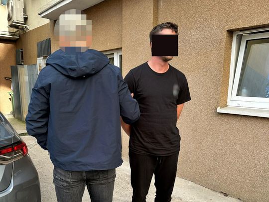 Od dłuższego czasu rozpracowywali dilera. Po wejściu do mieszkania znaleźli narkotyki i broń