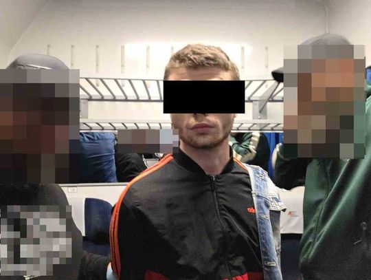 "Odbierak" namierzony w pociągu z oszczędnościami oszukanej staruszki. Policja ma też jego szefów