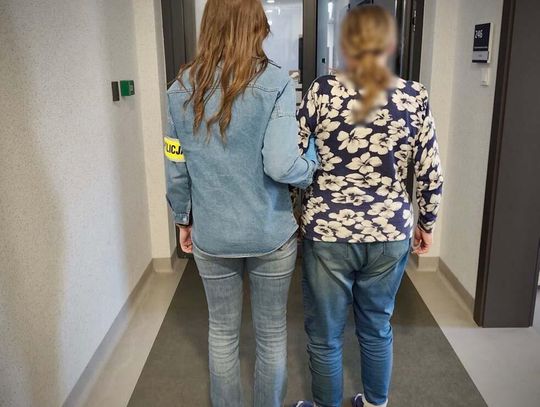 Odbierali pieniądze od oszukanych ludzi. Kwoty idą w miliony. Zatrzymana matka z synem