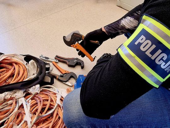 Odcinali kable z ładowarek do elektrycznych samochodów. Ściągnęli izolację i wtedy wpadła policja