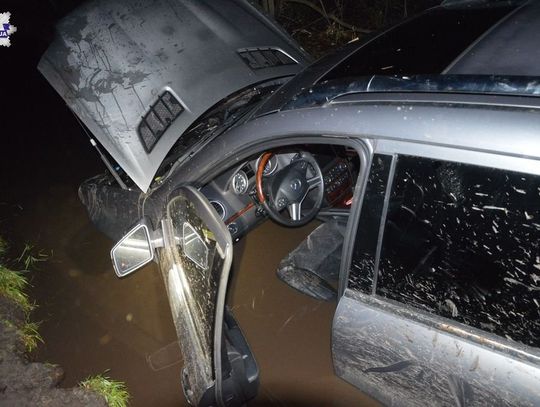 Oddał mercedesa do mechanika. Kilka dni później utopili mu auto w rozlewisku