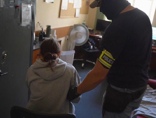 Odebrała od seniorki 200 tysięcy i dała obcej kobiecie pod hotelem. Teraz grozi jej długie więzienie