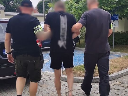 Odkręcił butlę z gazem i groził podpaleniem. Dramatyczna interwencja mundurowych w bloku