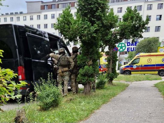Odkręcił gaz i groził matce śmiercią. Agresor zaatakował kontrterrorystów siekierą i nożem