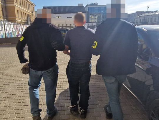 Odkręcił gaz i groził wysadzeniem bloku. Mężczyzna zaatakował też rodziców, a w policjantów rzucał nożami