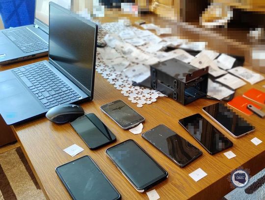 Oferował na sprzedaż nieważny bon wakacyjny. Oszukał 200 osób na ponad dwa miliony złotych