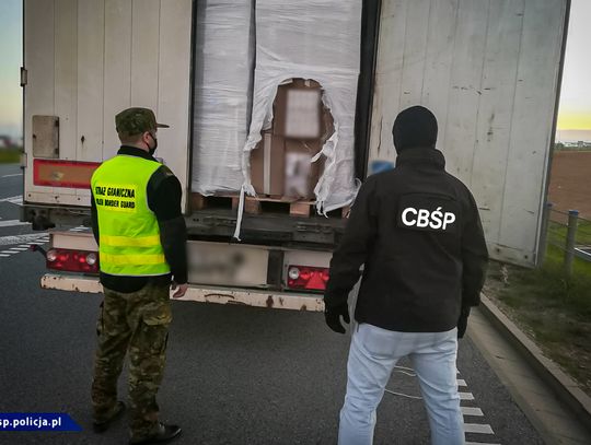 Ogromny transport nielegalnych papierosów zatrzymany po wjeździe do Polski. WIDEO