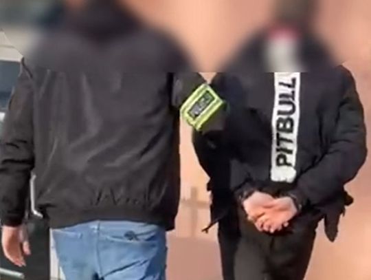 Ojciec i syn kradli paczki z busa. Gdy przyłapał ich kurier, 19-latek potraktował go gaśnicą