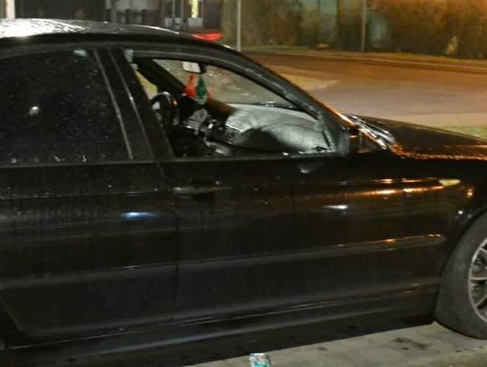 Ojciec i syn zaatakowali BMW z pięcioma osobami w środku. Wybili trzy szyby i uszkodzili karoserię