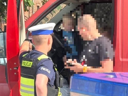 Ojciec narażał dzieci w busie. Dziewczynka siedziała na deskach, chłopiec podróżował na stojąco