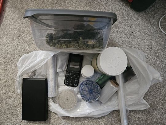 Ojciec wpuścił policję, gdy nie było go w domu. Nieświadomy 35-latek wszedł do mieszkania z reklamówką marihuany