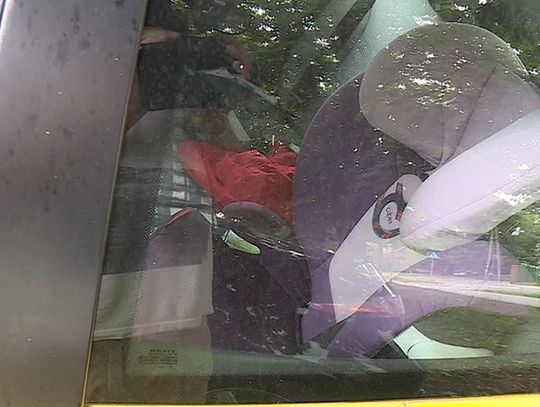 Ojciec zostawił niemowlę w rozgrzanym aucie, wrócił godzinę później. Dziecko uratowała przechodzą obok kobieta