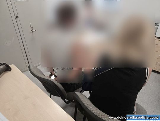 Okłamali kierowcę lawety, żeby nieświadomie pomógł im ukraść auto. Potem wywieźli je na złom