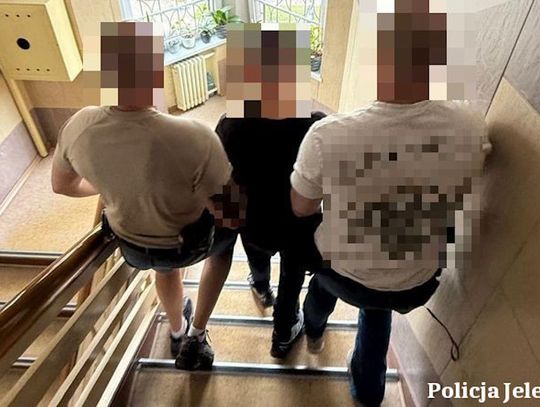 Okradał groby na cmentarzu. 37-letni mężczyzna zatrzymany, grozi mu do 8 lat więzienia