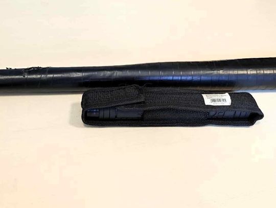 Okradał pokoje hotelowe, w aucie miał narkotyki, pałkę teleskopową i kij. Wpadł, bo zgłosił pobicie