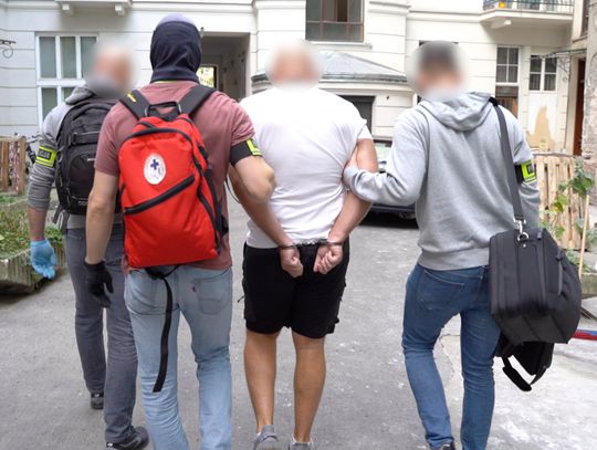 Okradali luksusowe domy pod Warszawą. Uderzenie w grupę włamywaczy. Wideo z akcji policji