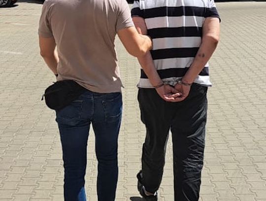 Okradł budowlańców remontujących dom. Gdy go przyłapali, wyciągnął nóż i zaczął im grozić