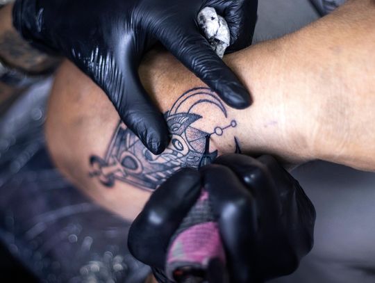 Okradziona tatuatorka zobaczyła sprawców w ogródku piwnym. Policja zatrzymała 8 osób