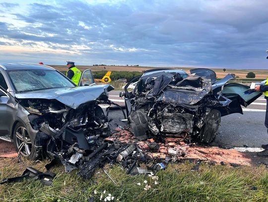 Ominął wysepkę z lewej strony i zjechał na czołówkę. Zginęła kobieta, 20-latek jest ciężko ranny