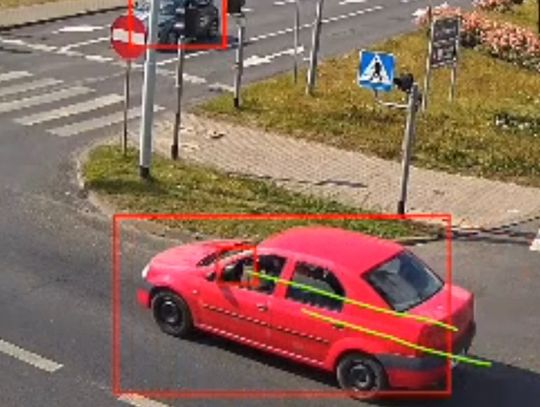 On leżał na fotelu kierowcy, ona siedziała na nim. Pijana para jechała tak przez miasto [WIDEO]