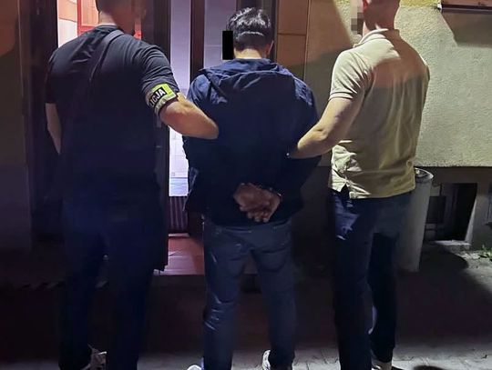Onanizował się na przystanku. Po publikacji nagrania policjanci go namierzyli