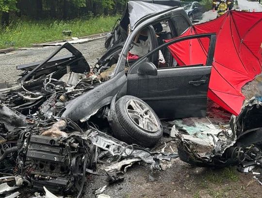 Opel doszczętnie zmiażdżony po czołówce z ciężarówką. Kierowca osobówki zginął na miejscu
