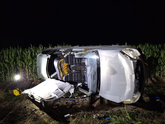 Opel kilka razy dachował w polu. Kierowca uciekł przez rozbitą szybę pozostawiając ranną pasażerkę