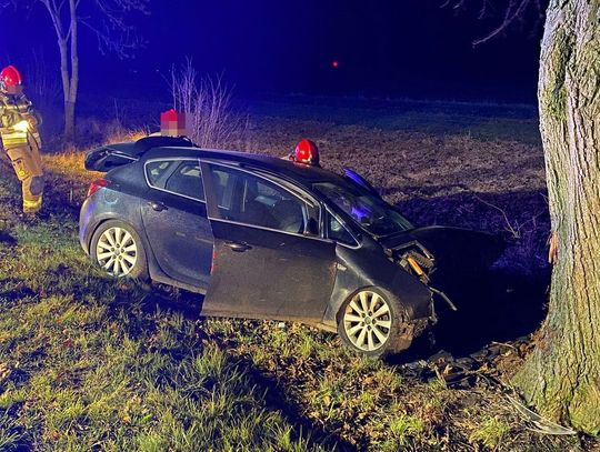 Opel nagle zjechał z drogi i uderzył w drzewo. 31-letnia kierująca i 19-letnia pasażerka ranne w szpitalu