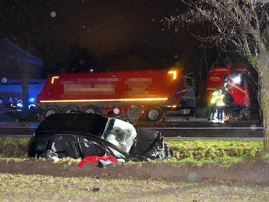 Opel nie ustąpił pierwszeństwa ciężarówce. Zginęła kierująca oplem, dwoje pasażerów zostało rannych
