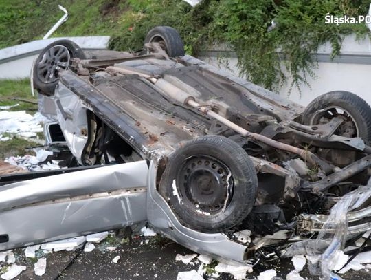 Opel spadł z wiaduktu na parking hipermarketu. Młody kierowca wydmuchał ponad pół promila