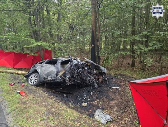 Opel uderzył w betonowy przepust i stanął w płomieniach. 41-latek zginął na miejscu