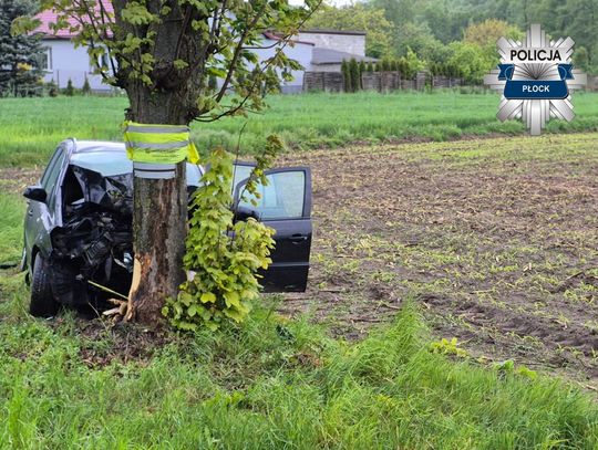 Opel uderzył w drzewo, jedna osobo zginęła, dwie są ranne. Kierowca najprawdopodobniej przysnął