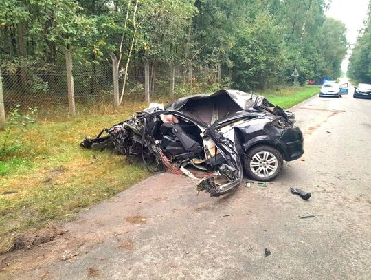 Opel wbił się w drzewo, 21-letni kierowca wypadł przez szybę. Mężczyzna zginął na miejscu