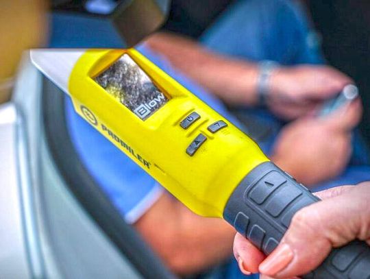 Opel wjechał na posesję i ugrzązł. Za kierownicą ciężarna 40-latka pod wpływem alkoholu