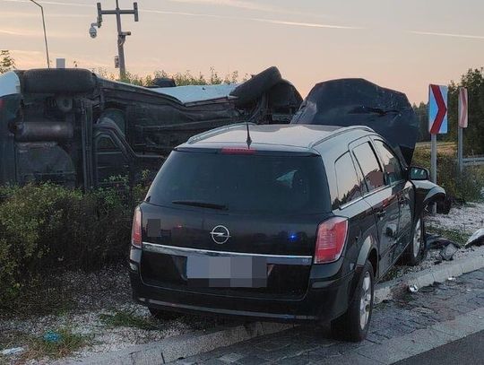 Opel wjechał na rondzie w kię, która przewróciła się na bok. Dwie osoby zabrane do szpitala