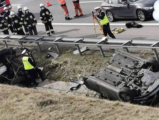 Opel wypadł z autostrady i rozpadł się na dwie części. Policja szukała kierowcy [ZDJĘCIA]