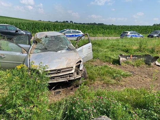Opel wypadł z autostrady, w rozbitym aucie dokumenty zaginionego 29-latka. Znaleźli go półprzytomnego w polu