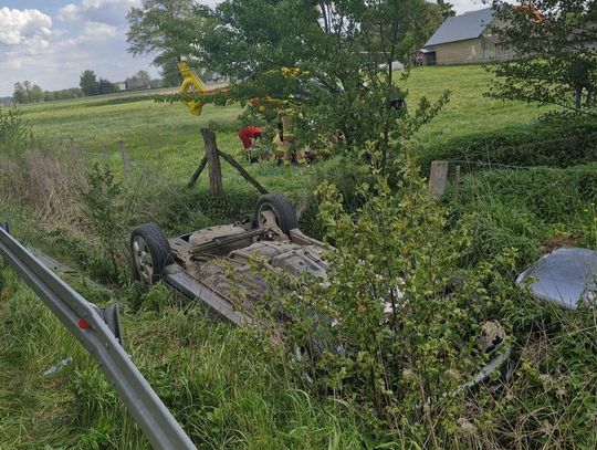 Opel wypadł z drogi i dachował w rowie. Pasażer zginął na miejscu, kierująca została ranna