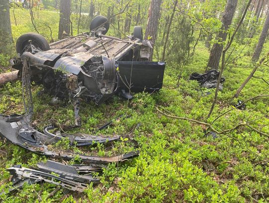 Opel wypadł z drogi i uderzył w drzewo. 20-letni kierowca zginął na miejscu [FOTO]