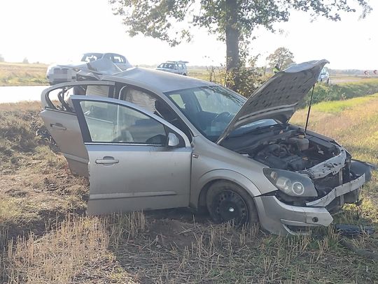 Opel wypadł z drogi i uderzył w drzewo. Kierująca pojazdem zmarła w wyniku poniesionych obrażeń