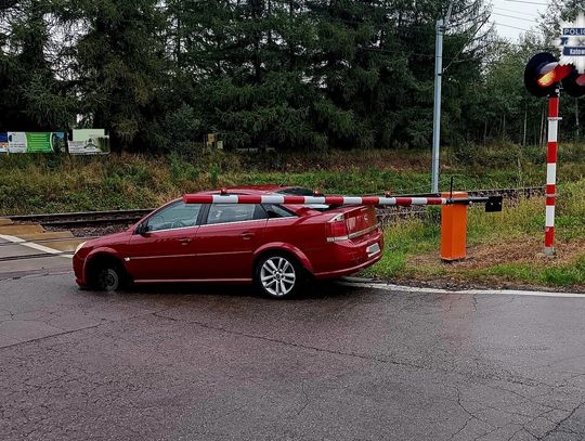 Opel zgubił koło na przejeździe kolejowym. Z pomocą ruszył policjant po służbie