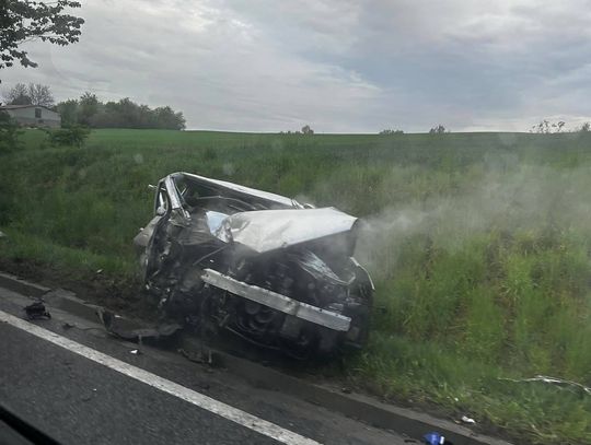 Opel zmiażdżony przez ciężarówkę na DK22. Zginęły dwie osoby, trzecia jest w ciężkim stanie