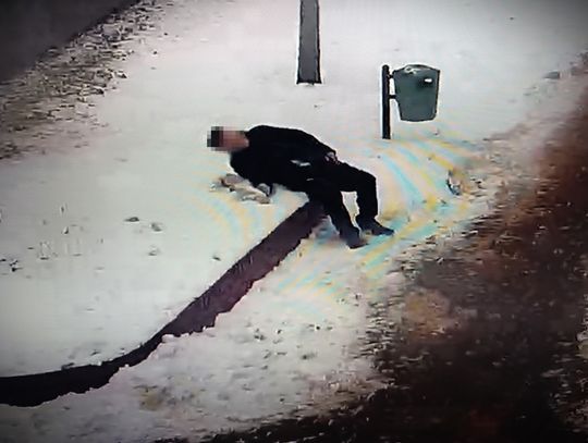 Operator monitoringu zauważył mężczyznę, który potrzebował pomocy. Pierwsi na miejscu byli policjanci