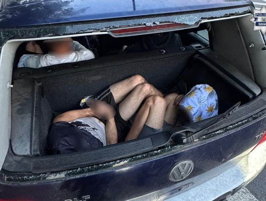 Osiem osób w rozklekotanym Volkswagenie. Kierowca stracił prawo jazdy, auto skończyło na lawecie
