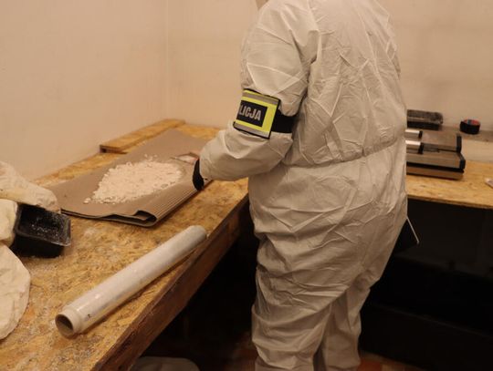 Osiem osób zatrzymanych za wytwarzanie mefedronu. Część produkcji prowadzono na zapleczu apteki